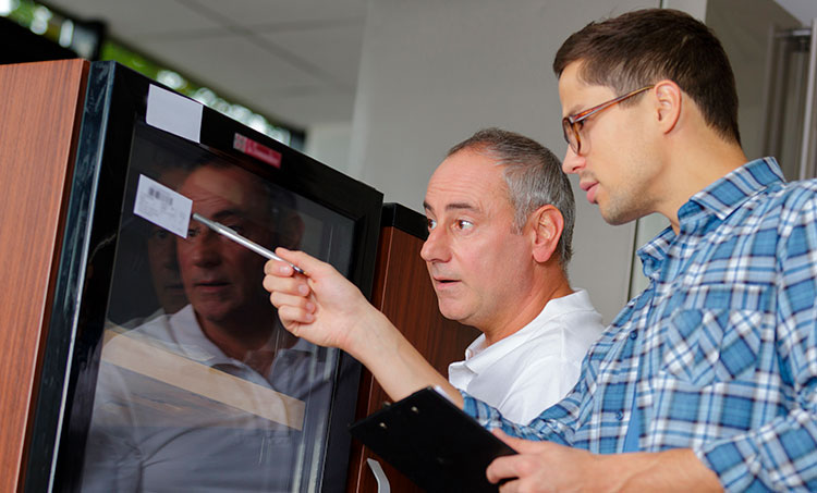 Ремонт холодильников для вина Аег на дому в Москве